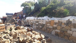 Realizace kamenné opěrné zdi jako součásti parkové úpravy