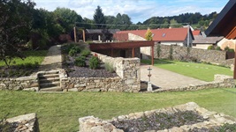 Realizace zahrady na klíč, koupací jezírko, zpevněné mlatové cesty, výsadba zeleně