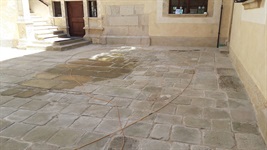 Obnova, opravy a předláždění historických dlažeb –  Stární zámek Telč