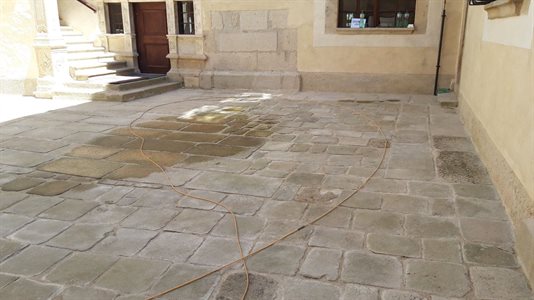 Obnova, opravy a předláždění historických dlažeb – Stární zámek Telč