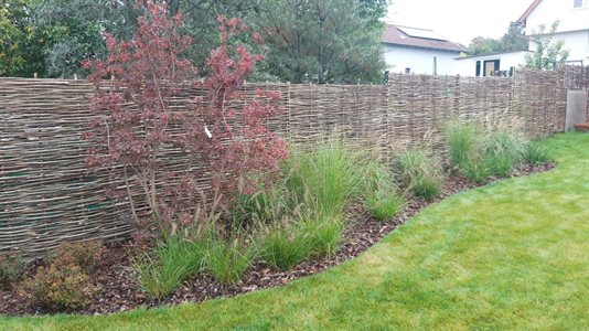 Proutěné oplocení, odvodnění a výsadba v soukromé zahradě