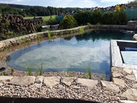 Realizace koupacího jezírka s filtrační technologií na klíč