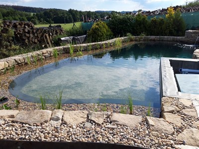 Realizace koupacího jezírka s filtrační technologií na klíč
