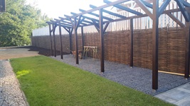 Realizace zahrady na klíč – pergola, trávník, keře, okolí zastřešeného bazénu