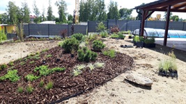 Realizace zahrady v Jihlavě – Modelace terénu, výsadba zeleně a montáž lískových rohoží